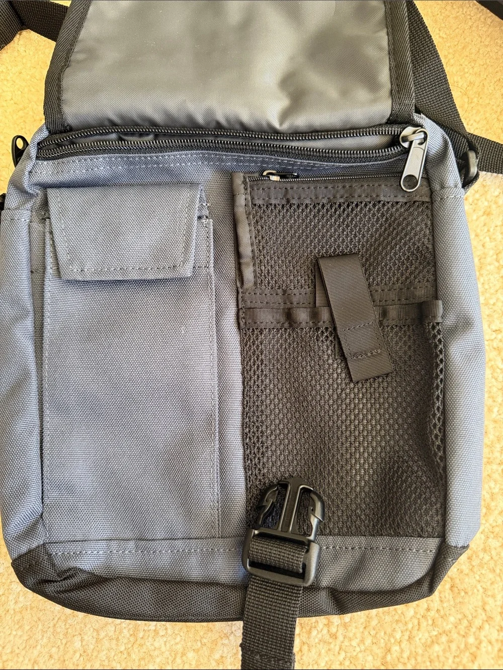 Rick Steves Velocé Guide Bag. Color grey